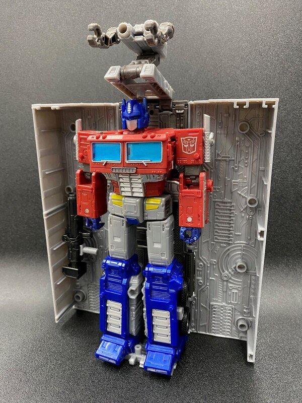 Takara Kingdom KD 19 Optimus Prime Official In Hand Images  (3 of 3)